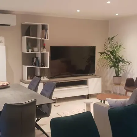 Apartment F3 Plein Centre - 300m De La Frejus